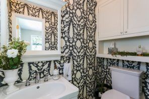 Black and white pattern of the walls in the Classic designed bathroom