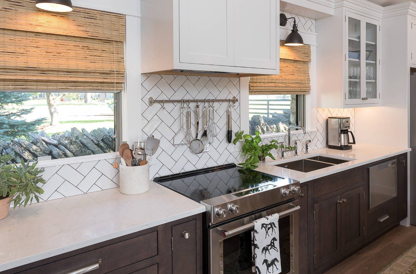 120 Square Feet Kitchen Interior Design Ideas with Photos. Mosaic tiles at the splashback zone of mid-century styled kitchen
