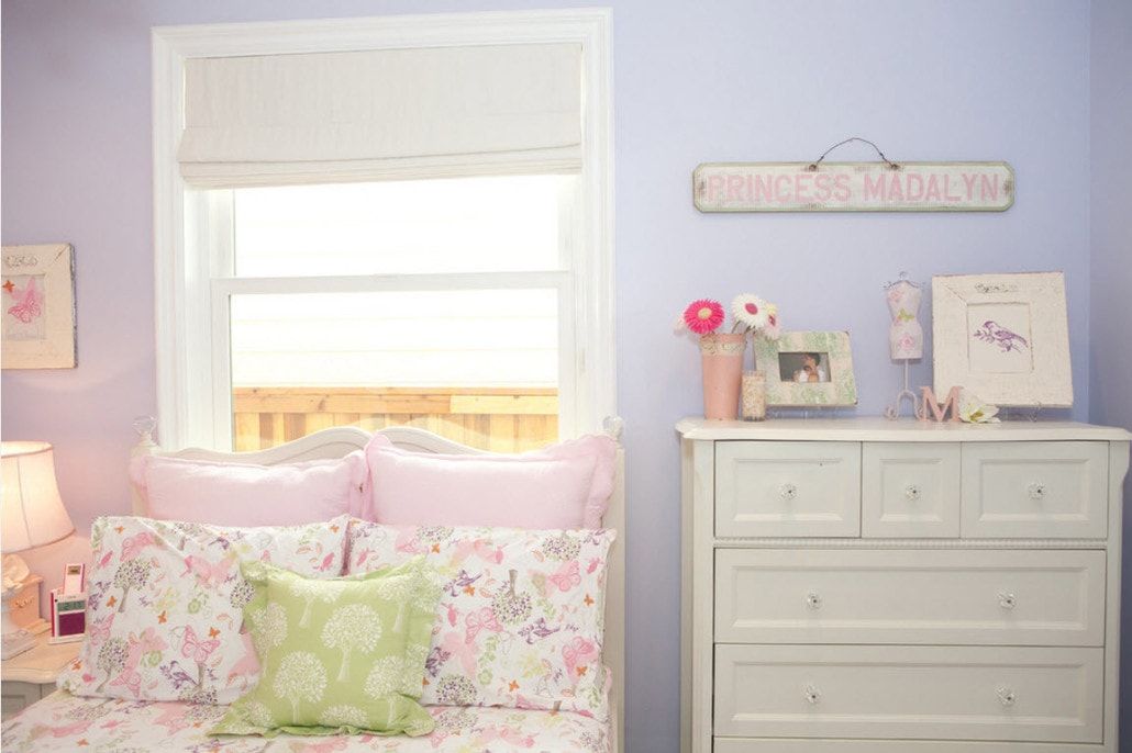 Classic styled small room with cupboard and a bed at the window