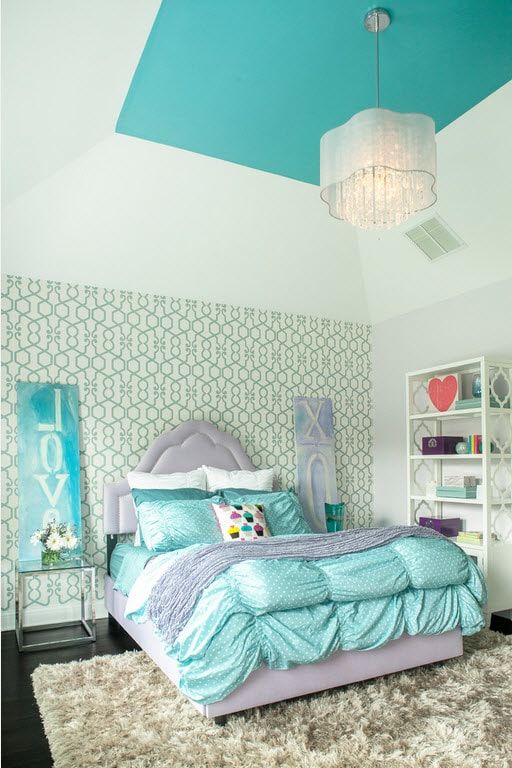 Green pattern at the wallappaer for the Classic styled kids' room