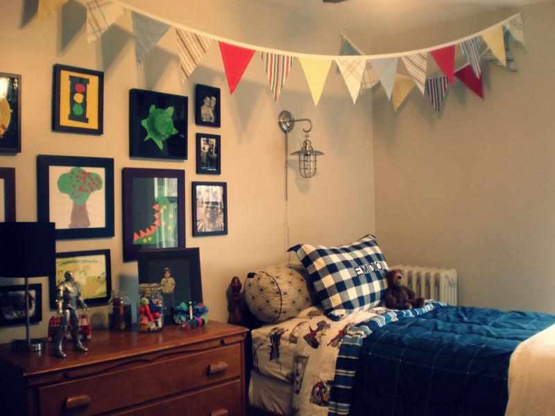 Zoning of the Children's Room Ideas. Casual styled room with picture decoration