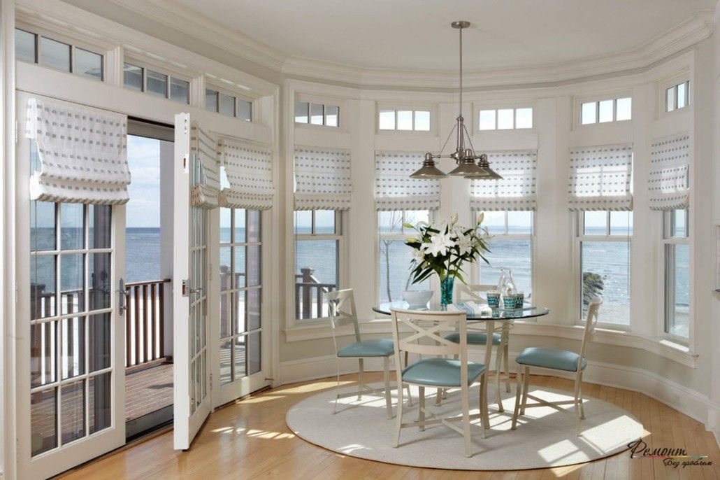 Nice seaside cottage with whiite interior decoration, round table