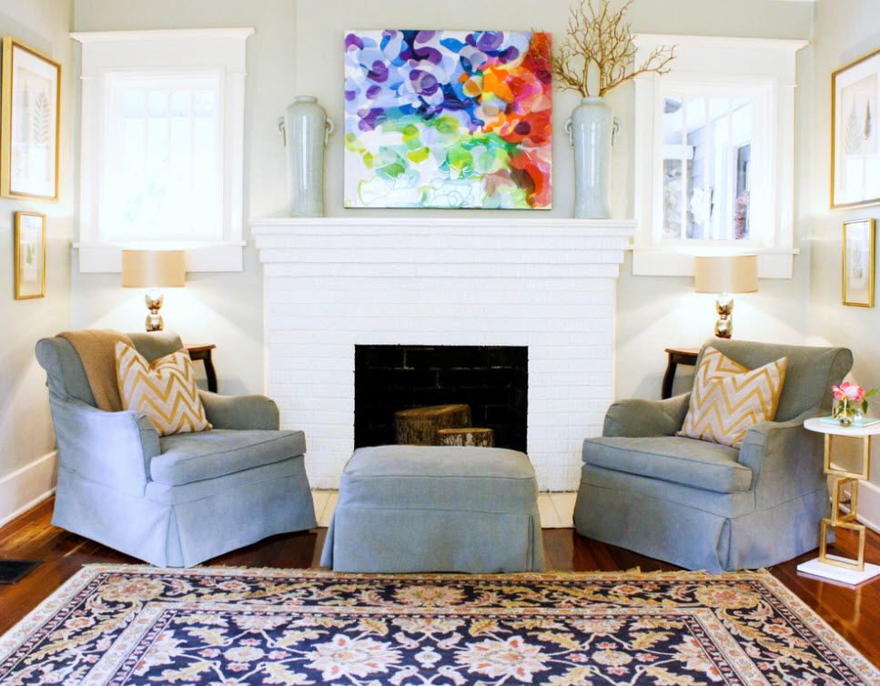 Nice blue pattern of the carpet in the living room