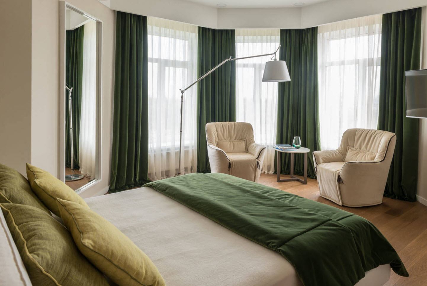 Bedroom Curtains: Full Guide on How to Decorate the Windows. Emerald depth of color in the large casual styled room