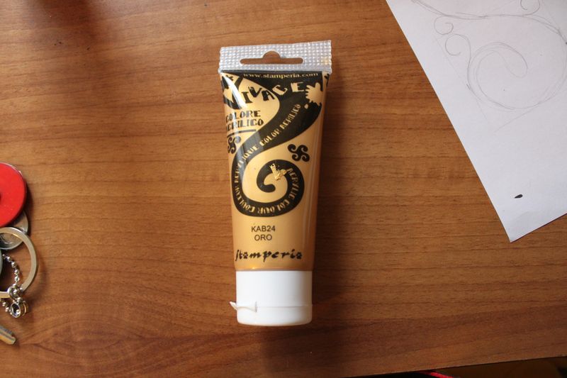 The paint tube with golden paint