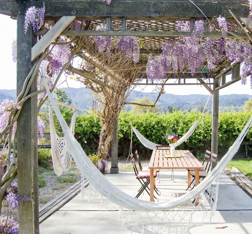 DIY Hammock: Instruction on How to Make your Home Comfortable. White tulle hammock at the canopy