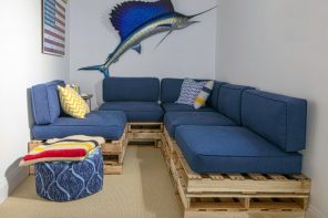 DIY Sofa made of Pallets: Trendy & Functinoal Interior Item by Your Hands. Marlin picture at the wall and blue seats hints to the Marine style of the interior