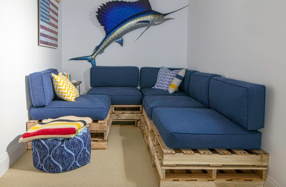 DIY Sofa made of Pallets: Trendy & Functinoal Interior Item by Your Hands. Marlin picture at the wall and blue seats hints to the Marine style of the interior