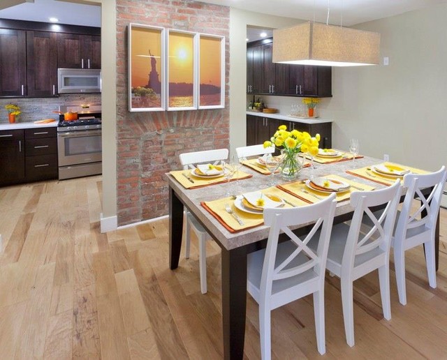 Nice casual styled kitchen with white dining group