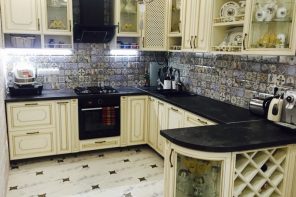 Classic Kitchens: Facades, Interior Design Ideas, Layouts, Advice. Successful u-shaped kitchen with black tabletops and tiled splashback