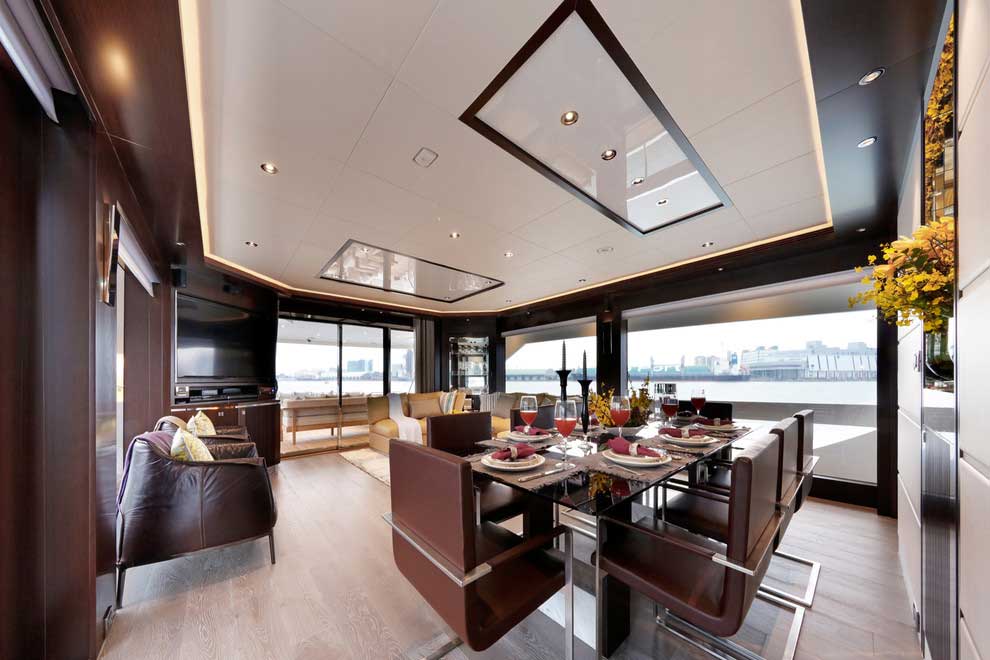 Idées de design d'intérieur de yacht et de bateau pour n'importe quel espace. Salon luxueux sur le yacht avec vue panoramique