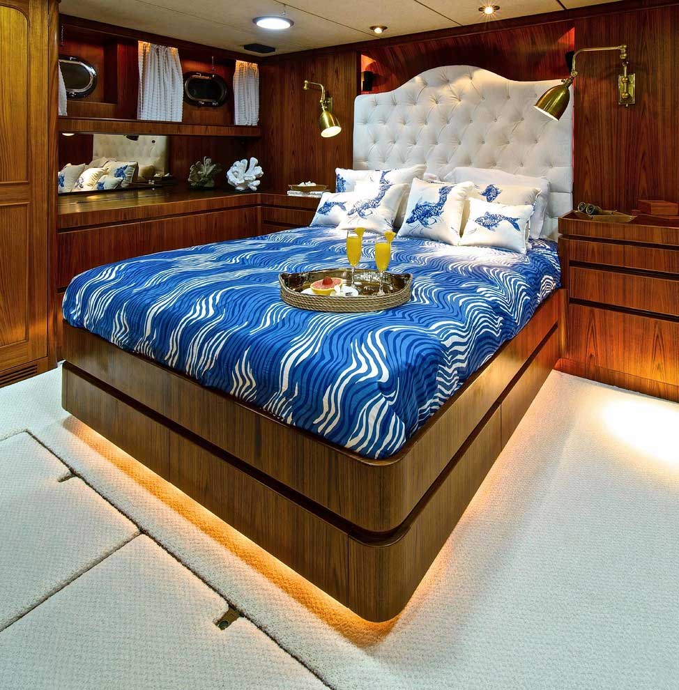 Idées de design d'intérieur de yacht et de bateau pour n'importe quel espace. Chambre joliment décorée avec lit massif fixe