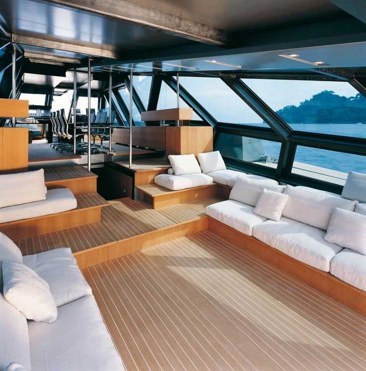 Coin salon confortable sur un yacht à moteur