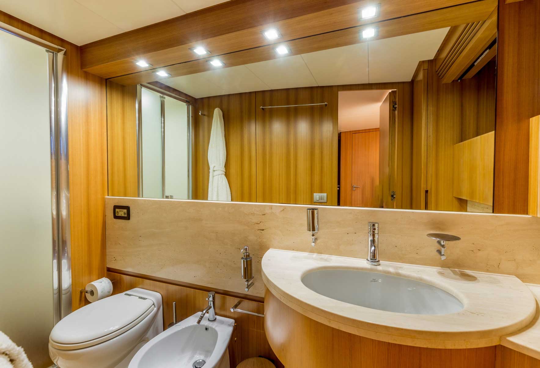Idées de design d'intérieur de yacht et de bateau pour n'importe quel espace. Salle de bain grandeur décorée en bois