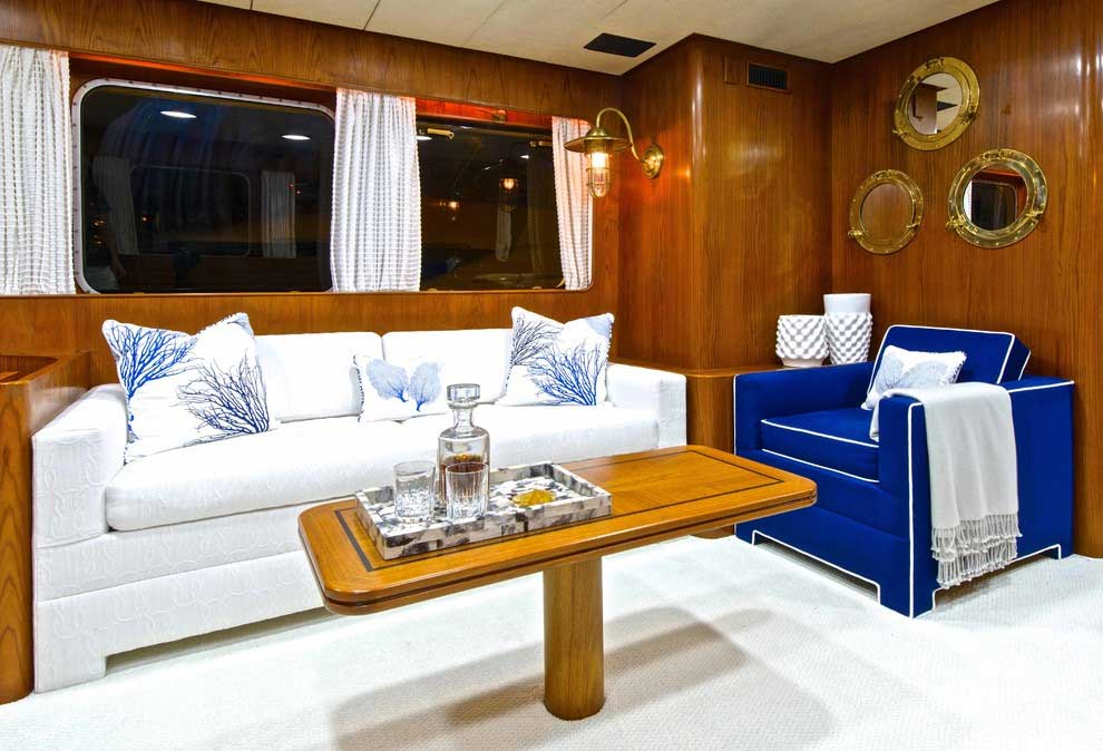 Idées de design d'intérieur de yacht et de bateau pour n'importe quel espace. Salon lumineux et décoré en bois