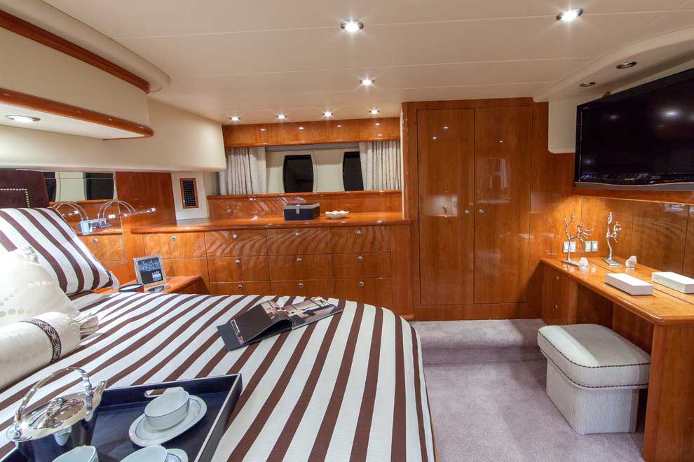 Idées de design d'intérieur de yacht et de bateau pour n'importe quel espace. Grande zone de détente dans la cabine privée