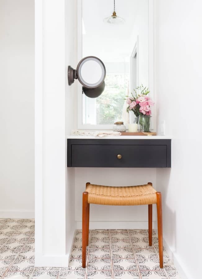 Small nook for the vanity with stool and mirror
