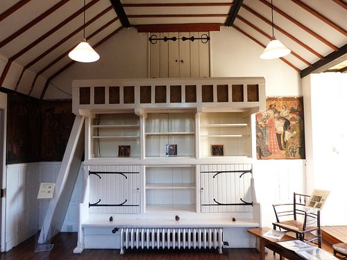 Arts and Crafts Interior Design: Origins and Perspectives of the Style. Unusual room organization with semi-loft level