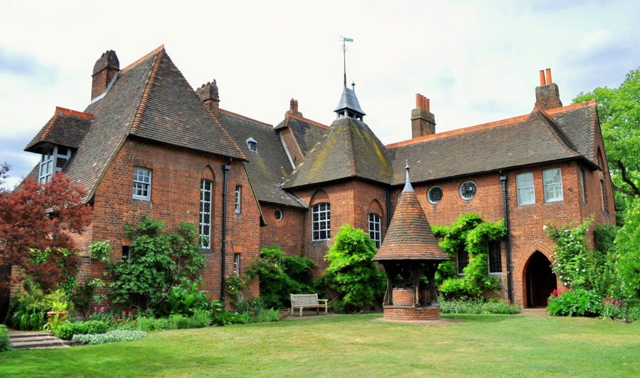 Arts and Crafts Interior Design: Origins and Perspectives of the Style. Red House of William Morris