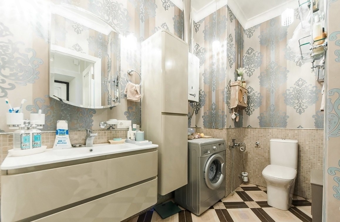 Top 15 Common Mistakes during Bathroom Renovations. Large bathroom full of light and storage