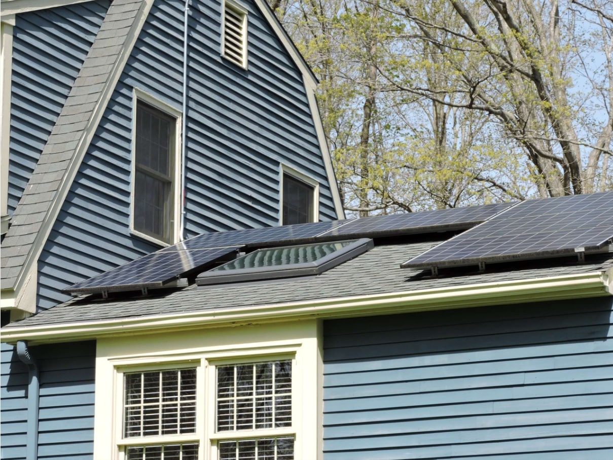 Saltbox roof, dark blue board sheathing and solar panels