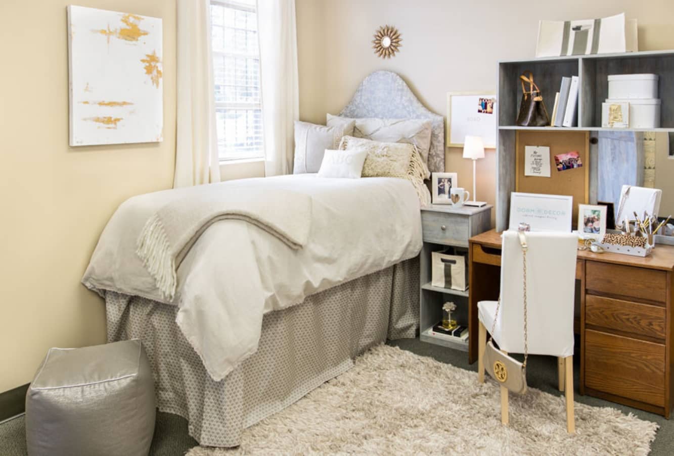 Five Ideas to Make Your Dorm Room Look Stylish and be Ergonomic. Cute personalized dormitory in Shabby Chic style