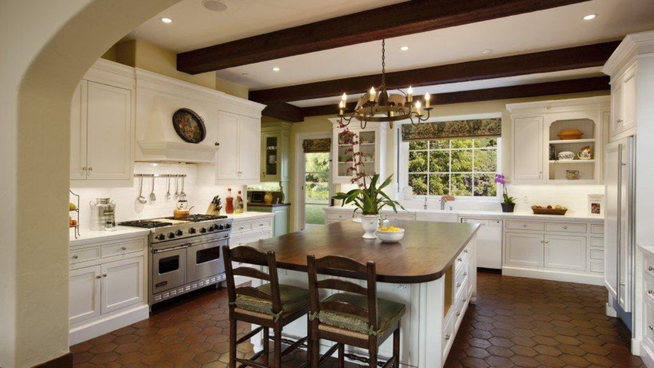 Colonial Style Kitchen as Distinctive Feature of Chic Interior