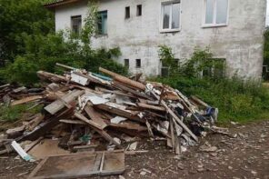 4 Tips When Getting Rid of Renovation Waste Effectively. Old house building trash