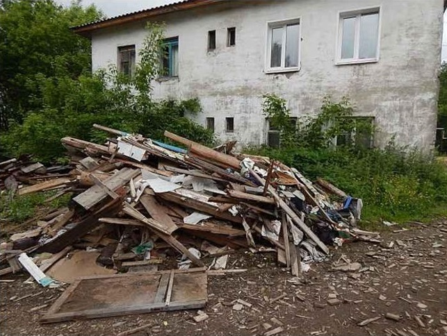 4 Tips When Getting Rid of Renovation Waste Effectively. Old house building trash