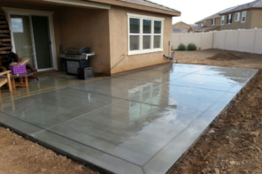 Tips For Choosing A Good Commercial Concrete Contractorю Pouring the house deck with concrete