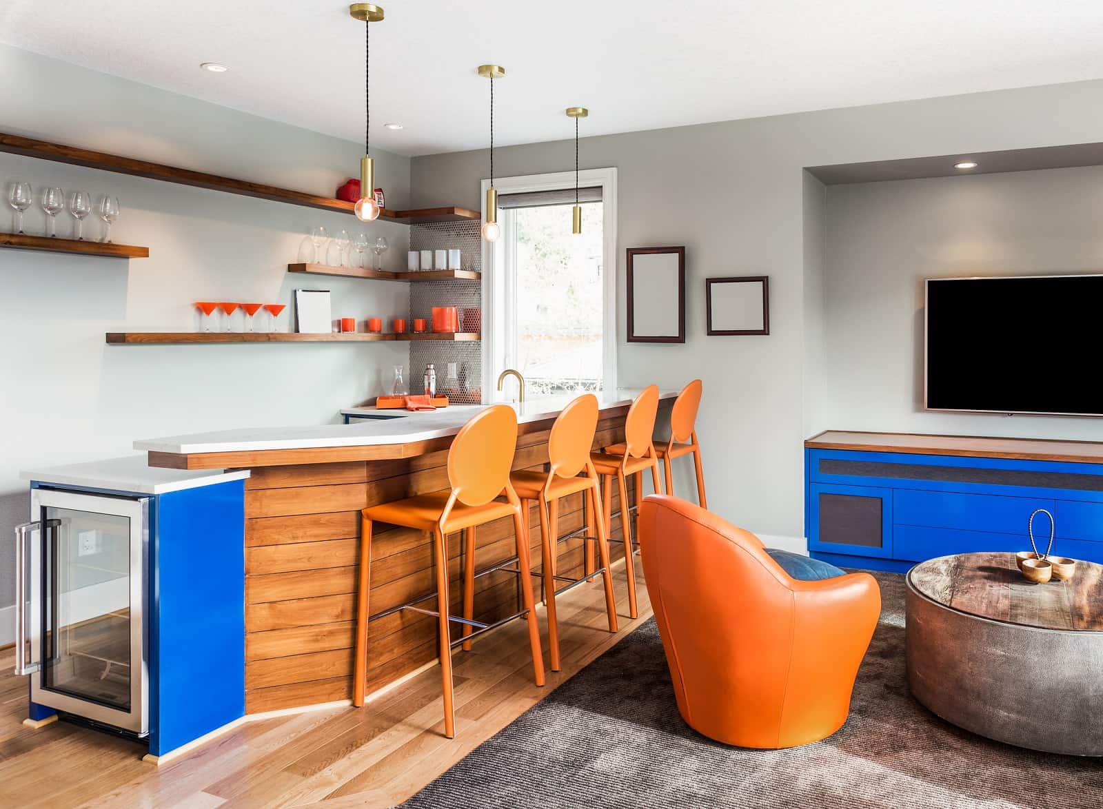 5 Tips For Setting Up A Fun Entertainment Space. Great colorful sitting room combined with kitchen