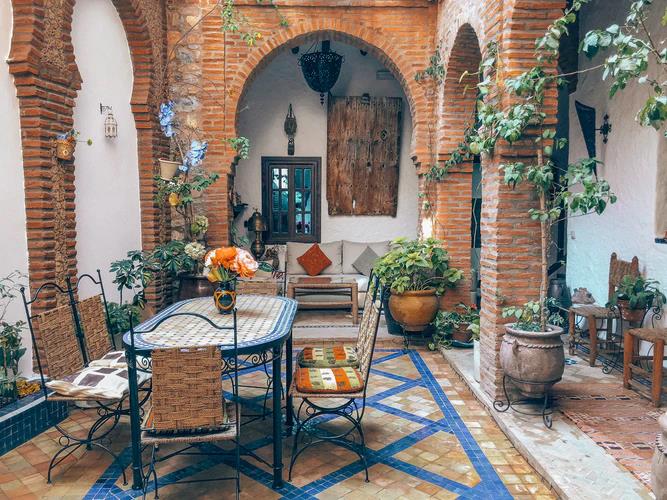 Home Improvements: How to Make Your Patio More Comfortable. Mediterranean styled atrium inside the backyard finished with brickwork