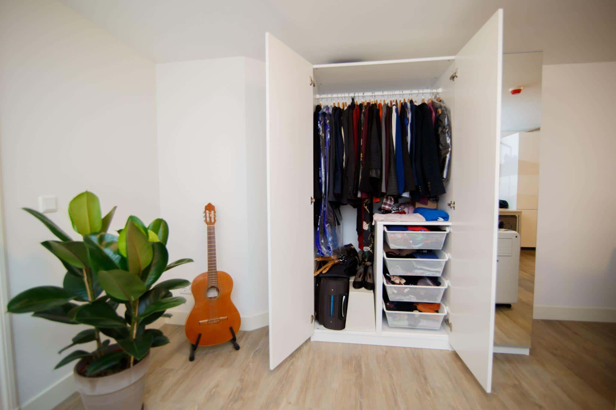 How to Organize Built-in Wardrobes in Small Bedrooms. Gerat fresh idea of space organization in contemporary style with creative musical and green decor