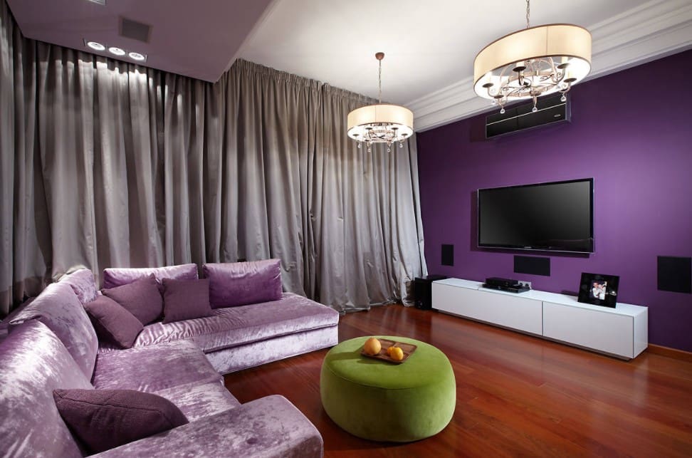 Cozy and homey atmosphere in the living room in lilac colors with green round ottoman