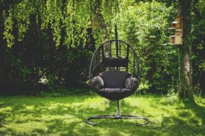 Amazing Outdoor Design Ideas To Make Sitting In Your Garden More Enjoyable. Chic black eggshell armchair at the backyard