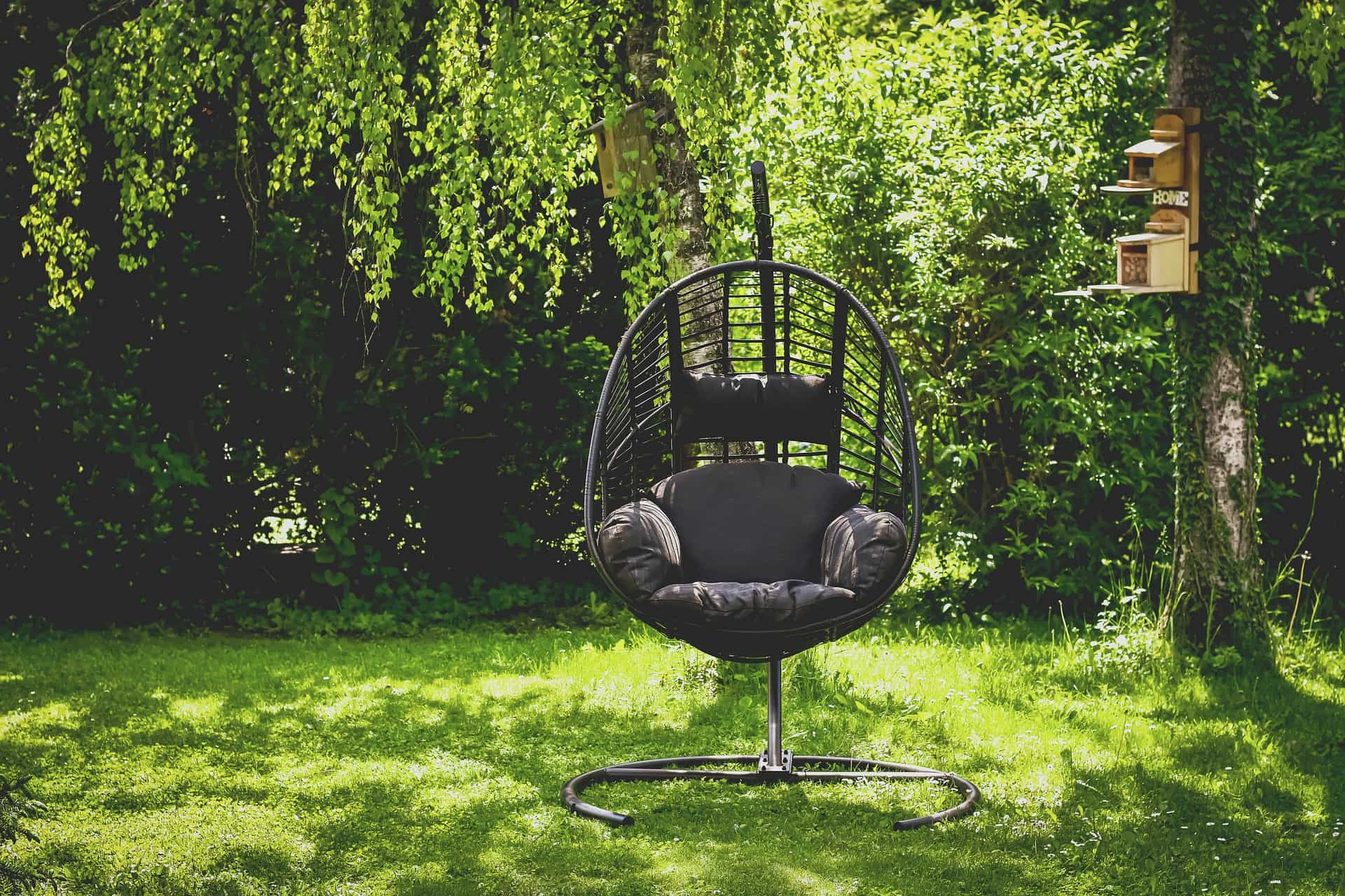 Amazing Outdoor Design Ideas To Make Sitting In Your Garden More Enjoyable. Chic black eggshell armchair at the backyard