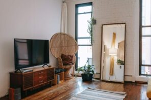 12 Smart Decoration Tips for Small Spaces. Casual living room with pictures, vintage furniture and greenery