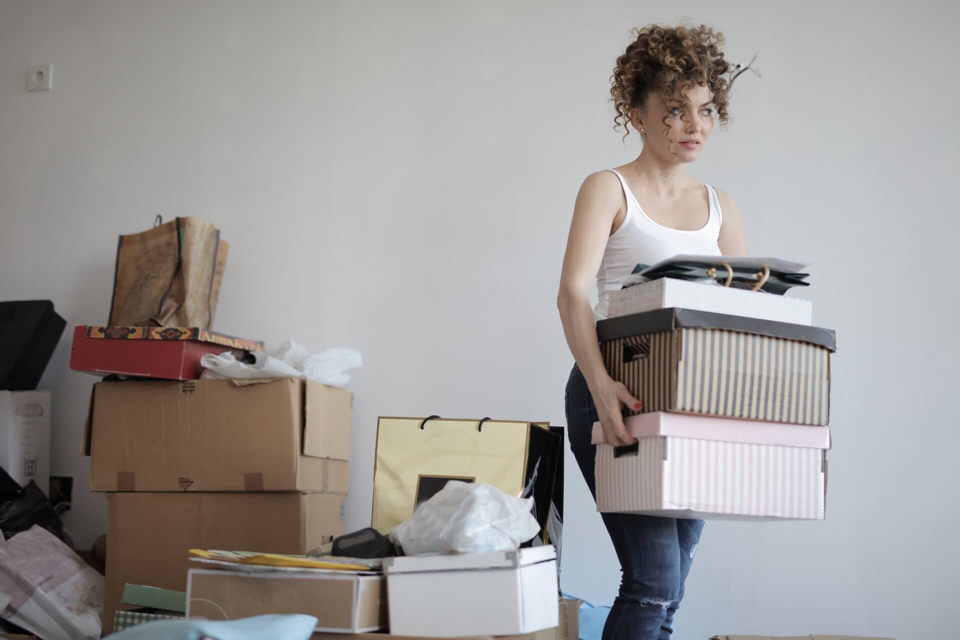 Ways To Make Your Home Look Good After Downsizing. The young woman with boxes