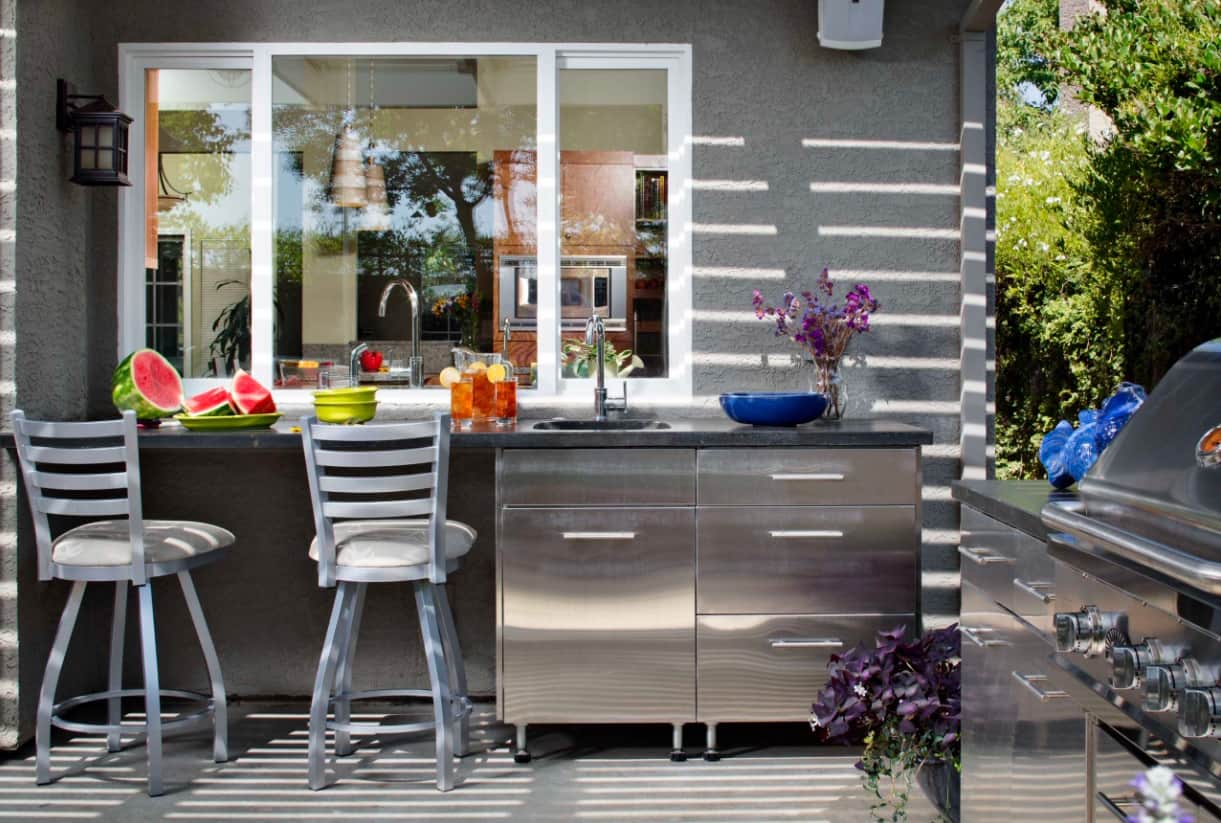 Barbe-cute! How to Design the Perfect Outdoor Kitchen. Small backyard laisure space with black dining countertop
