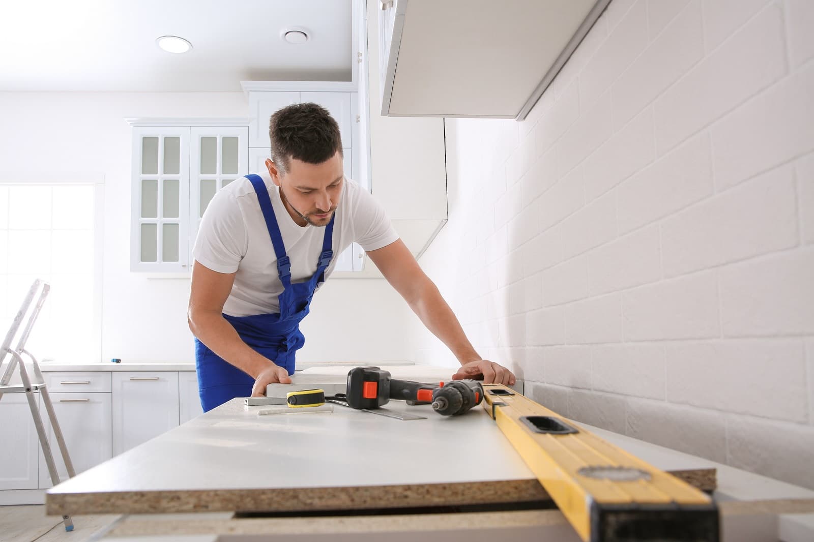 A Homeowner’s Guide To Installing New Kitchen Countertops. Leveling the top on the furniture