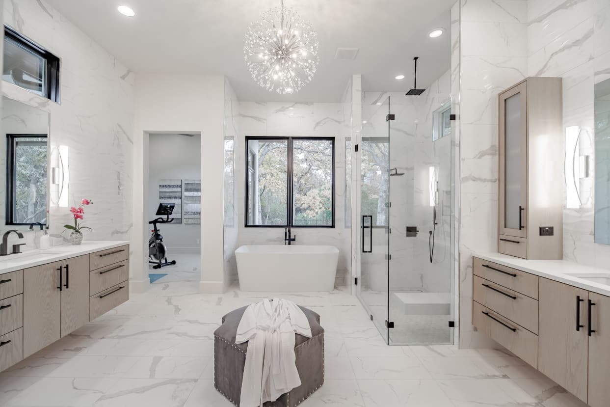 5 Tiny Details That Make or Break Your Bathroom Look. Glass shower cabin with black parts, large space and even an ottoman for dressing after taking a bath